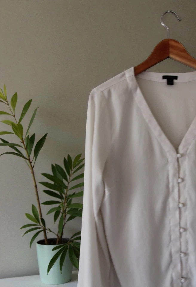 Ann Taylor Bone White Long Sleeve Button Down V Neck Top Size Medium - Image 2 of 4