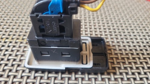 Genuine FIAT 500 USB & Aux Socket / Blue & Me - 735547937 - 第 12/13 張圖片