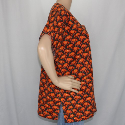 Blusa Médica Pequeña de Manga Corta con Temática de Halloween Jack-O-Lanterns y Gatos Negros - Imagen 3 de 10