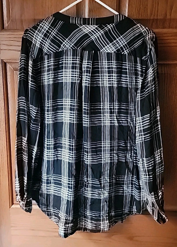 Time and Tru Women's Sz L(12-14) Shirt Black Plaid V-neck Button Up Long Sleeve - Image 3 of 3