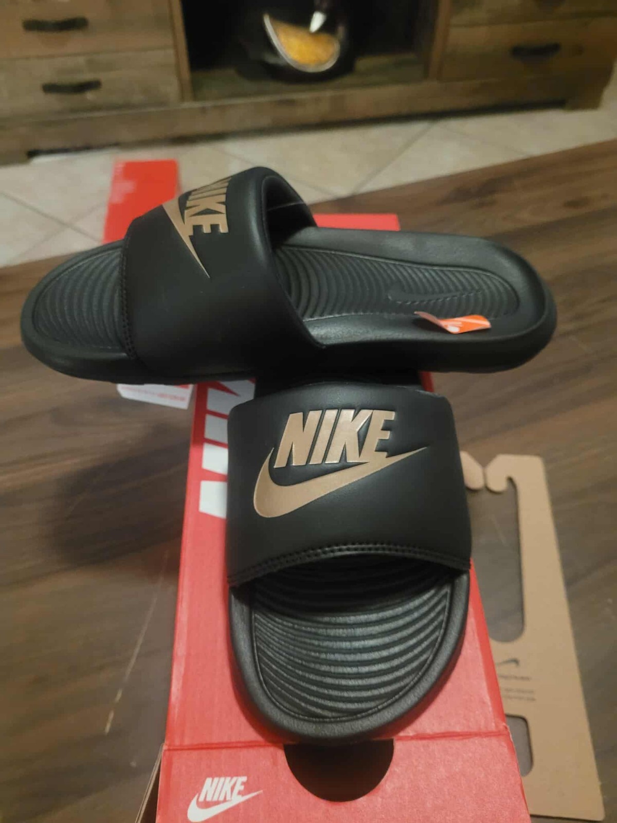 PANTOFOLA D’ORO NUOVI sandali Nike Victori One donna slides taglia 6 nero bronzo CN9677 001