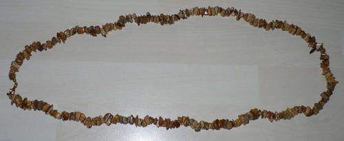 Halskette aus braunen Natursteinen, 75 cm lang