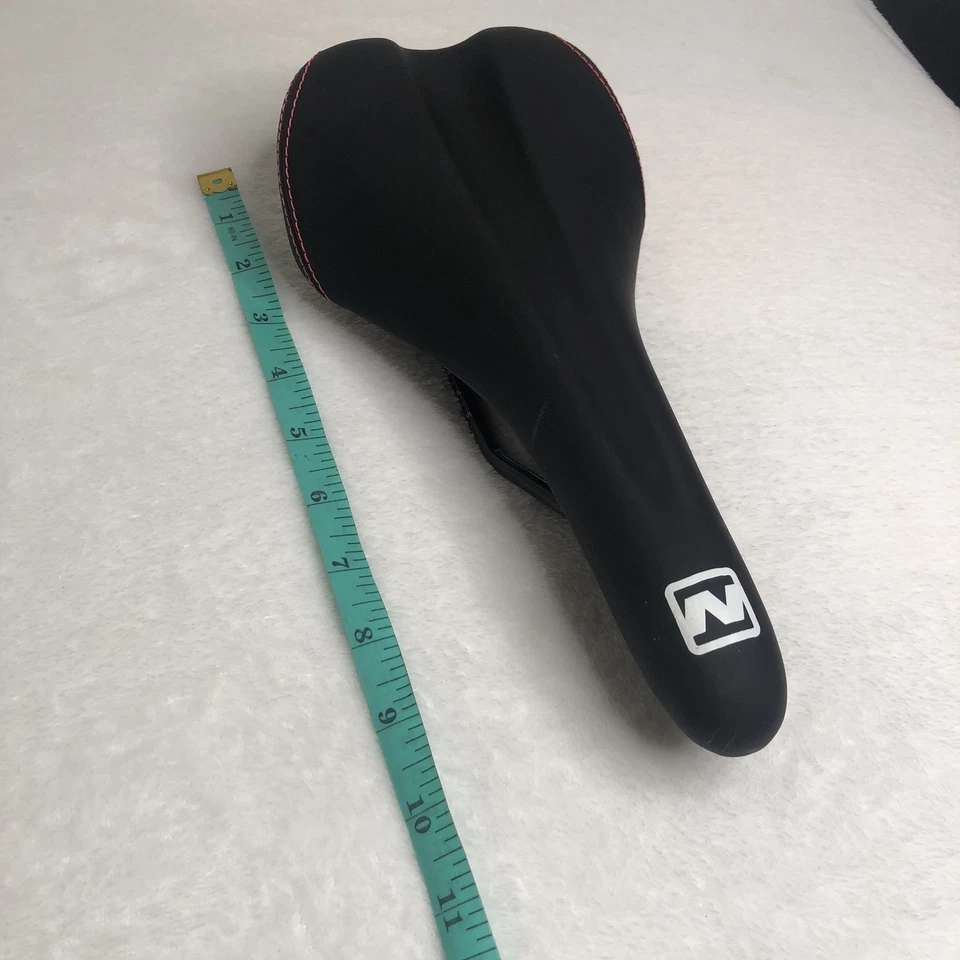 Sillín de bicicleta Nishiki Cionlli negro asiento negro bicicleta de montaña carretera costuras rojas Foto 4 de 4