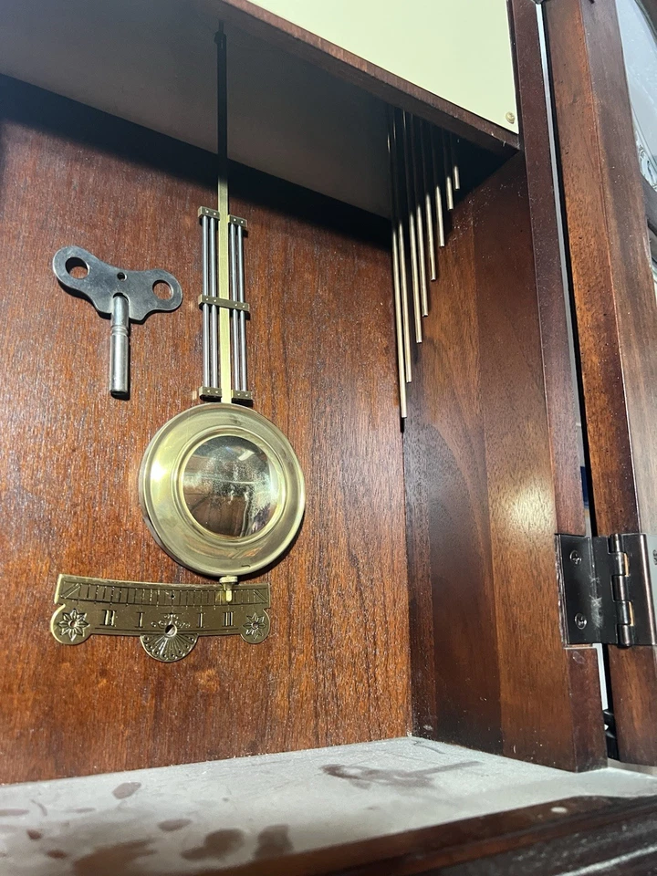 Howard Miller Reloj de Pared Péndulo Triple Timbre Llave Cuerda Número Romano - Sin Probar Foto 3 de 4