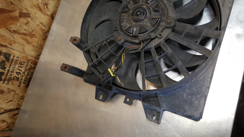 93-97 Ford Probe GT 2.5L V6 Radiator Condenser Cooling Fan Shroud Assembly OEM A - Image 3 of 4