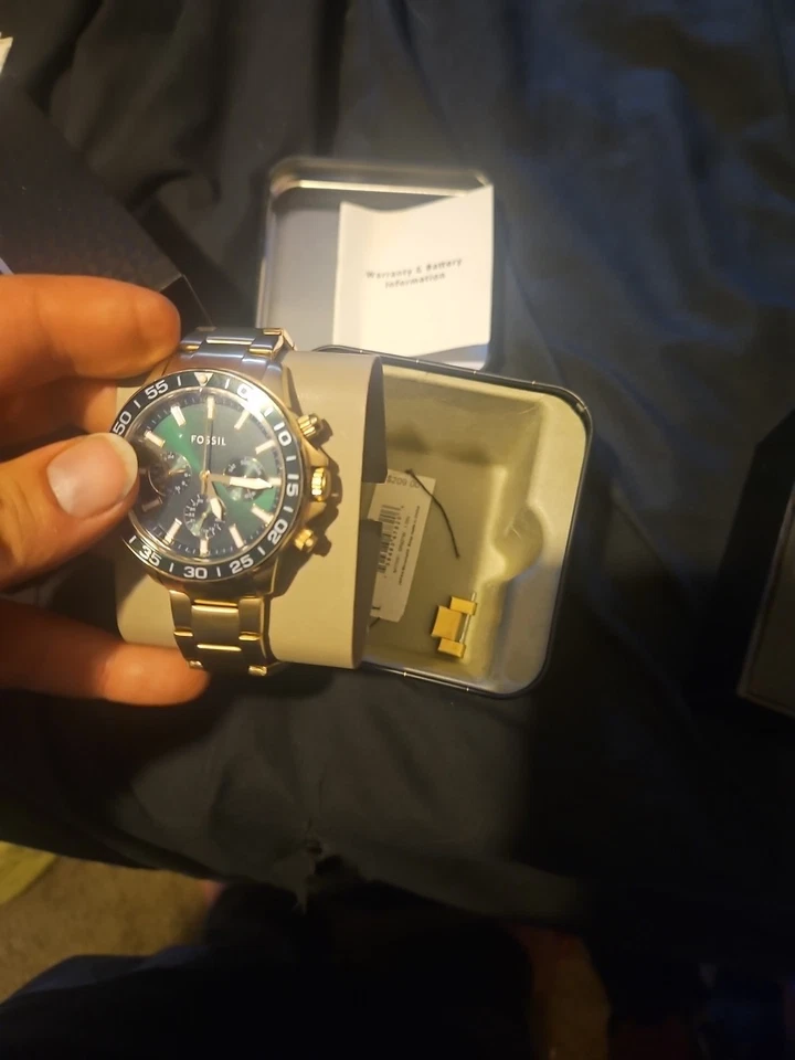 Reloj Fossil para hombre con correa dorada y cara y bordes verde oscuro Foto 3 de 4