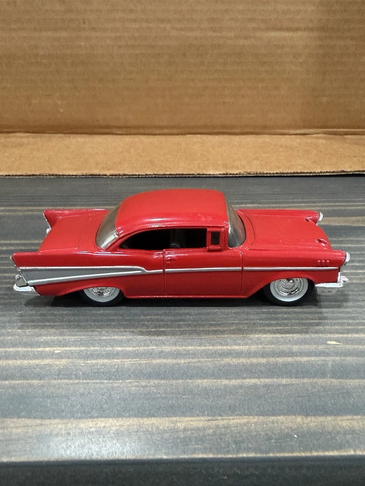 Ertl 2540 1: 43 压铸红色 1957 雪佛兰 Bel Air Sport Coupe — 第 2/4 张图片