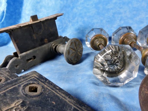 Mixed Lot of 26 Antique Glass, Wooden, Brass Door Knobs, 4 Mortise Locksets Etc. - Picture 5 of 6