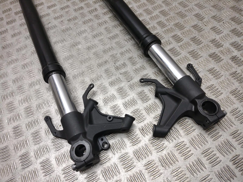 Yamaha YZF R1 2021 horquilla delantera suspensión Foto 2 de 4