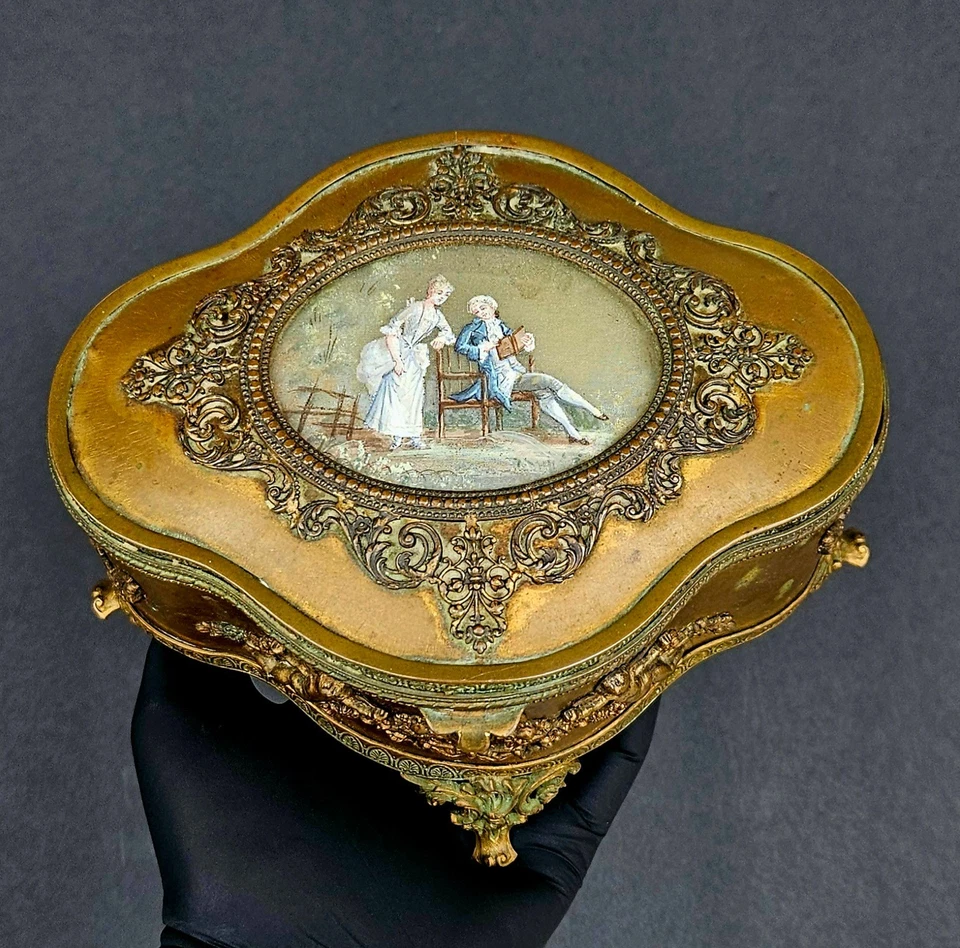 Antigua caja de joyería francesa de bronce del siglo XIX querubines y escena de cortejo miniatura Foto 2 de 4