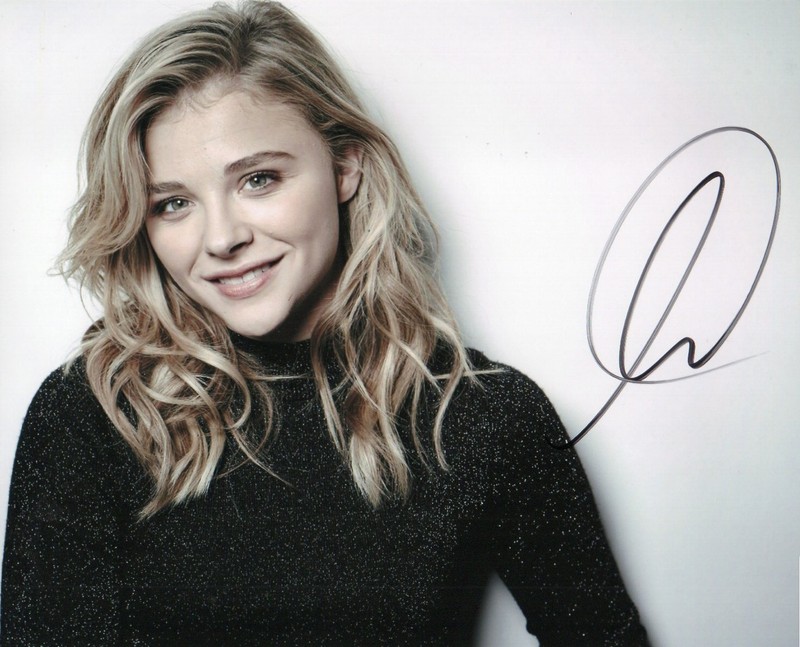 Autographed Chloe Grace Moretz 8 x 10 Photo Signed with COA  