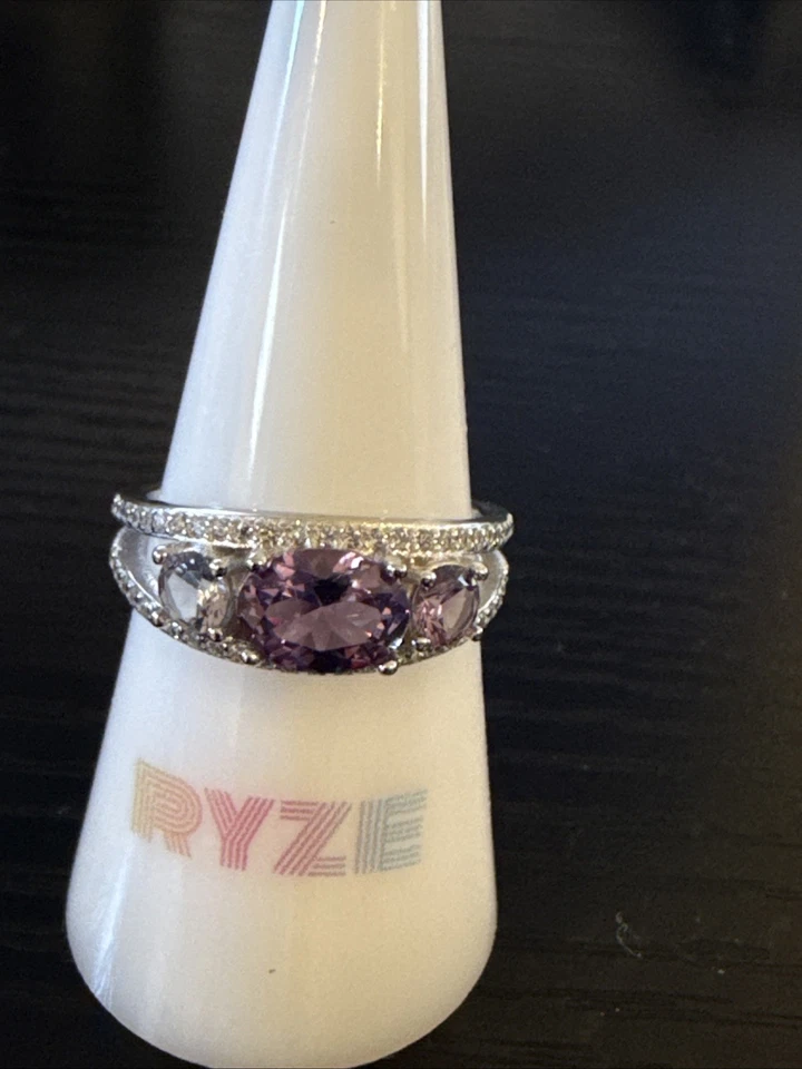 8码纯银戒指带亚历山大石水晶和白色霜CZ — 第 3/4 张图片