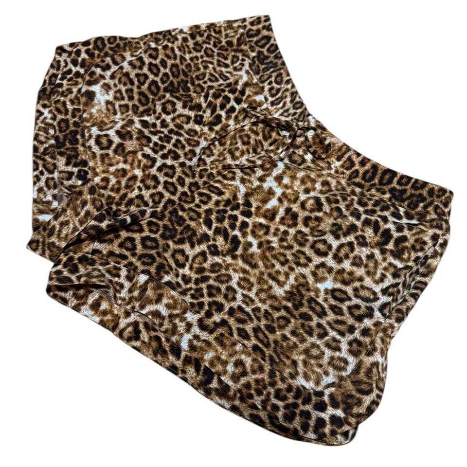 Short by JLO Jennifer Lopez Animal Cheetah Print Short Foto 3 de 4