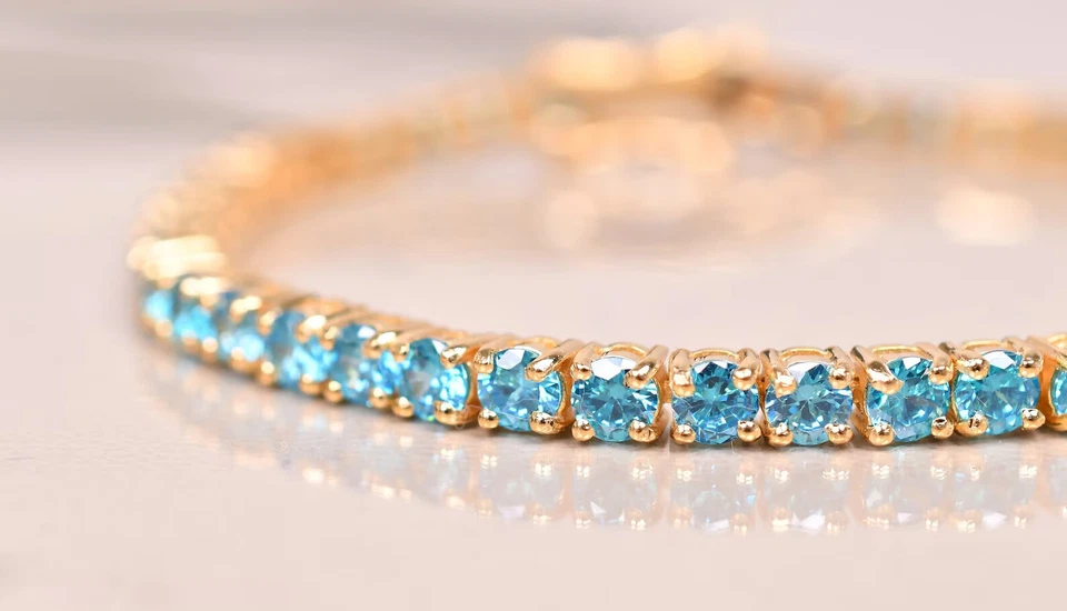 Brazalete de tenis redondo de topacio azul creado en laboratorio de 8 quilates para mujer enchapado en oro amarillo de 14 k Foto 3 de 4