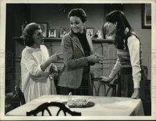 1977 Press Photo Nancy Walker, Valerie Harper & Julie Kavner on "Rhoda," on CBS.