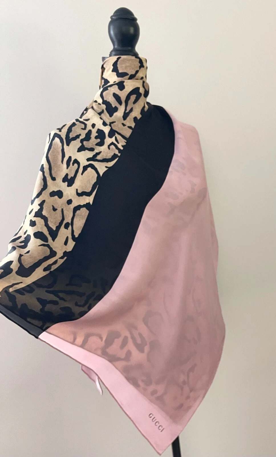 Écharpe Gucci oversize unisexe châle rose imprimé animal soie neuve avec boîte Gucci