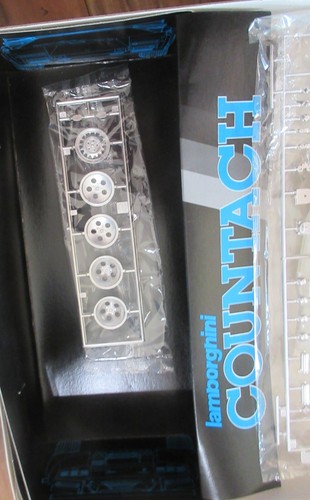 Fujimi Lamborghini Countach 5000 QV 1/16 scale Kit NO. RC-106-3800 - 第 6/14 張圖片