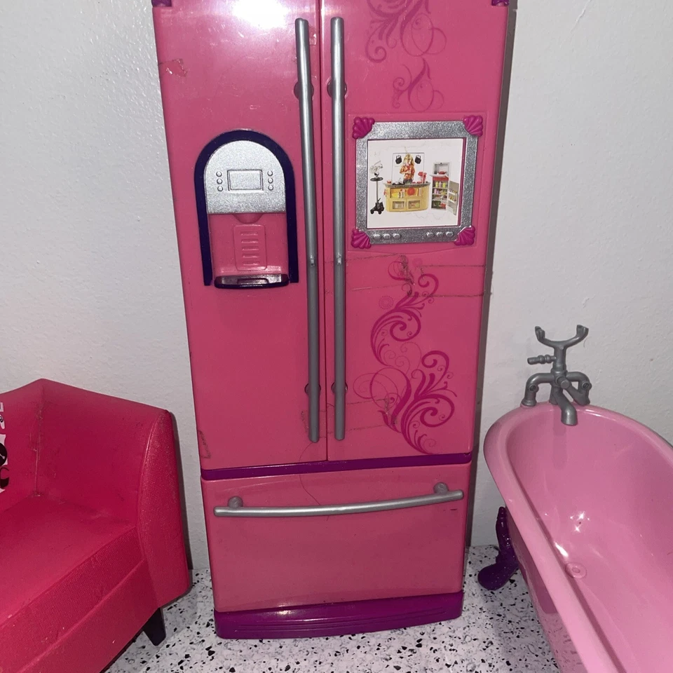 Refrigerador Barbie Mattel Glam 2008 con comida, bañera y sofá Foto 3 de 4