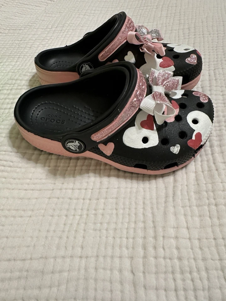 NUEVO ⭐️⭐️ CROCS Sandalias Niñas Pequeñas Negras y Rosa con Corazones Brillo Lazos 9C Foto 4 de 4