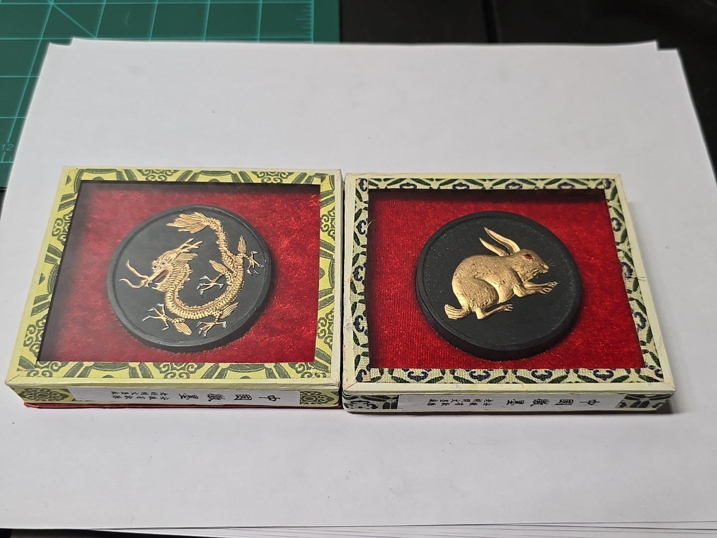 Máscara negra china con diseño de medallón de dragón de briquetas