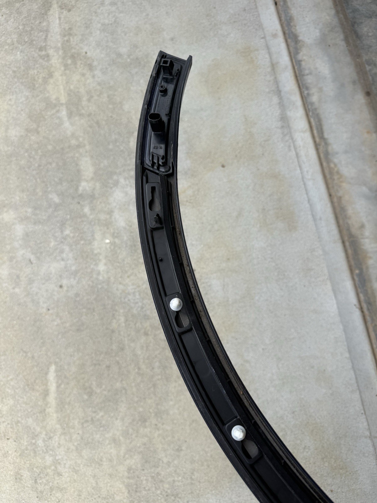 2016-20 BENTLEY BENTAYGA FRONT LEFT FENDER FLARE ARCH TRIM MOLDING SIGNAL LIP