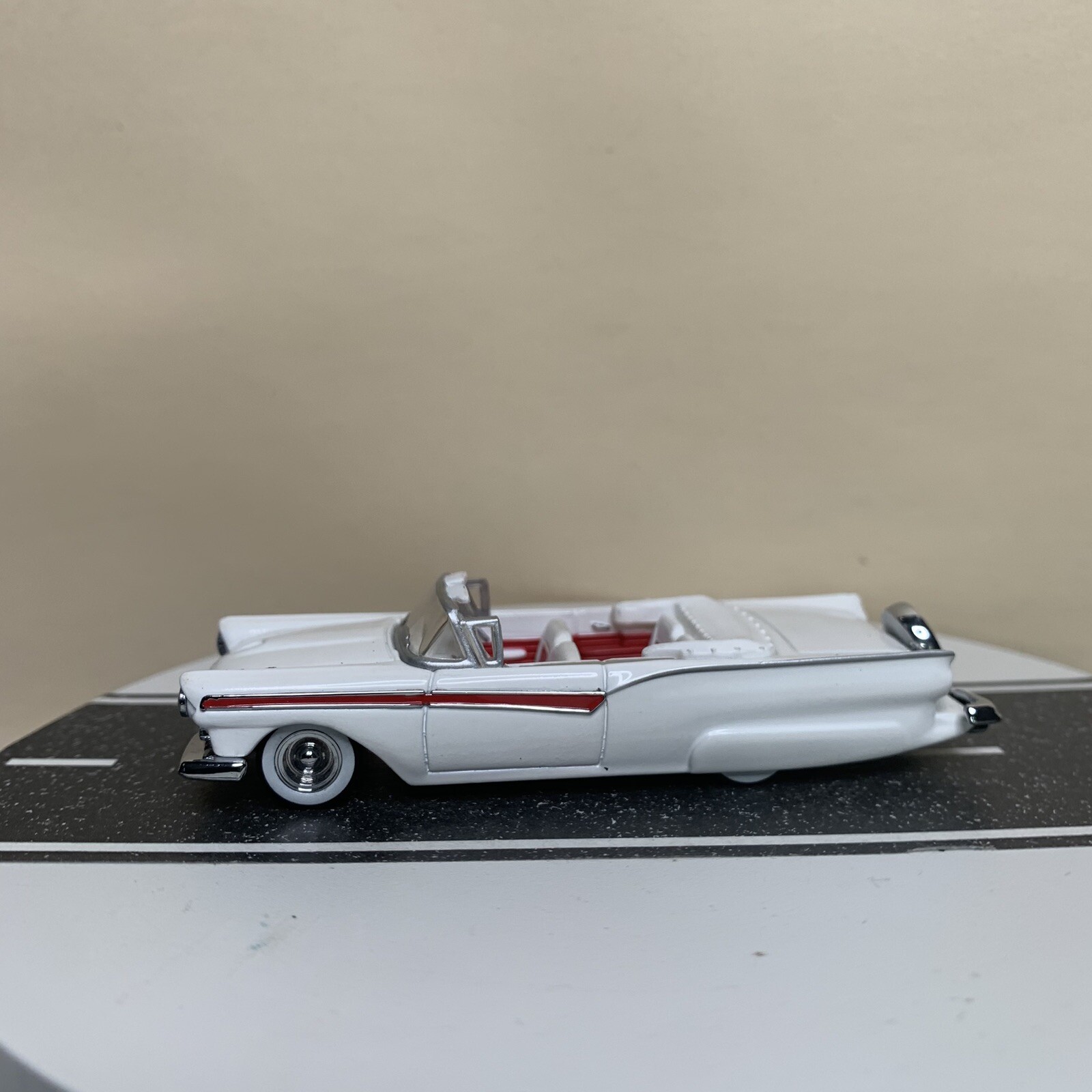 Hot Wheels ‘57 Legends 1957 Ford Fairlane 500 Convertible White & Red 1:64 NM