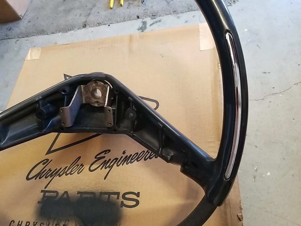 1960 NOS MOPAR IMPERIAL BLACK FROST VOLANTE COROA LEBARON CHRYSLER - Imagem 4 de 4