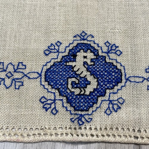 Rara sciarpa comò vintage ricamata cavalluccio marino centrino 17”x11” tessuto blu - Foto 3 di 6