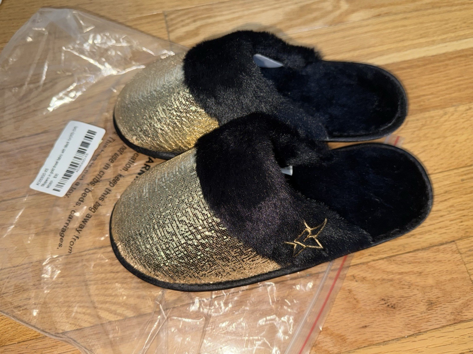 PANTOFOLA D’ORO Pantofole Rebel Athletic G nuove in confezione con pelliccia nera taglia Adulto XS (5 6)