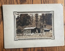 Antiguo gabinete tarjeta cabaña de troncos granja hombre perro frontera occidental años 1890
