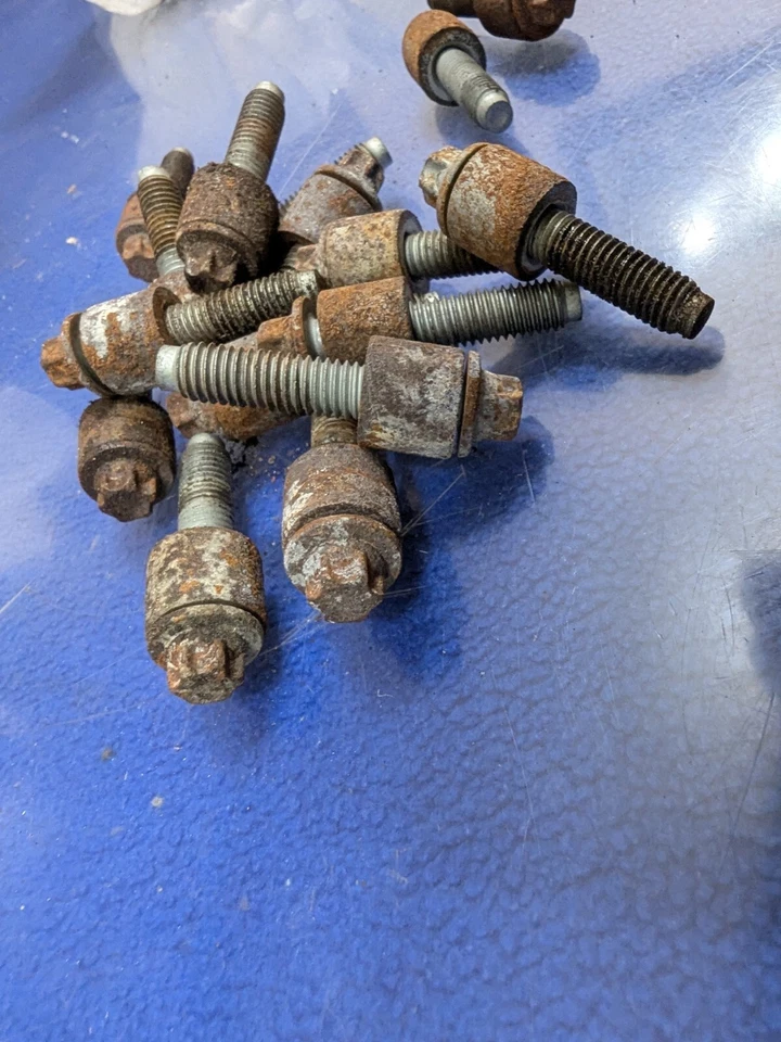 BMW X5M X6M 2010-2014 (E70 E71) MOTOR 4,4 L S63 - Pernos de cabezal colector de escape Foto 3 de 3