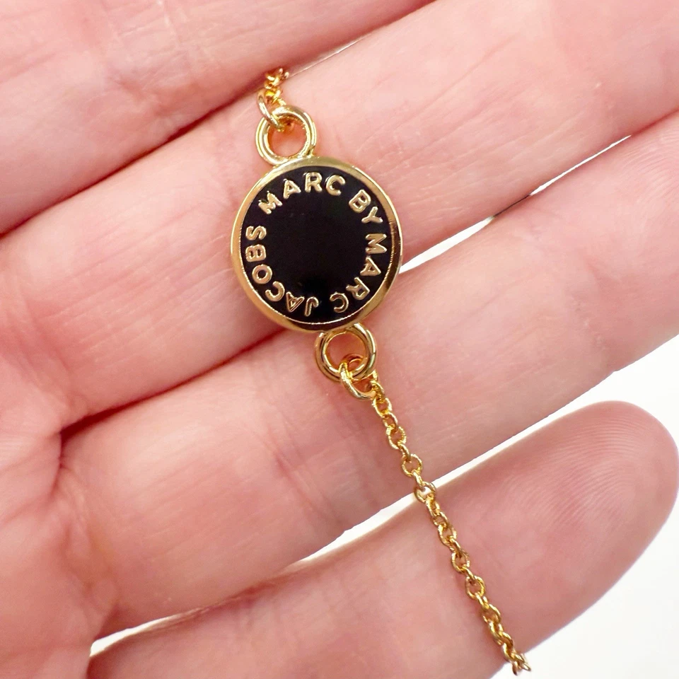 Pulseira nova com etiquetas Marc Jacobs logotipo esmalte disco dobradiça em preto e dourado - Imagem 2 de 3