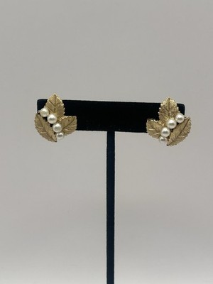 Vintage Crown TRIFARI Florentine Gilt Metal Three-Leaf Four-Pearl Clip Earrings