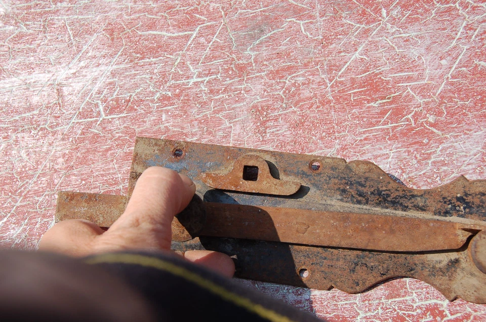 - Gache ancienne de porte ---/A10/ - Photo 3/3