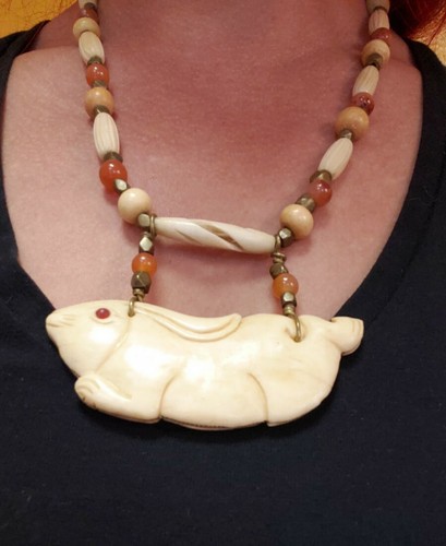 Affascinante collana con ciondolo in osso di coniglio asiatico antico che salta/corre - Foto 7 di 9