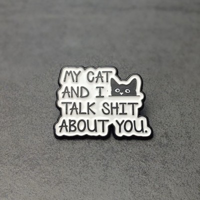Emaille Pin Katze ''My Cat And I Talk Shit About You'' Lustige Anstecknadel