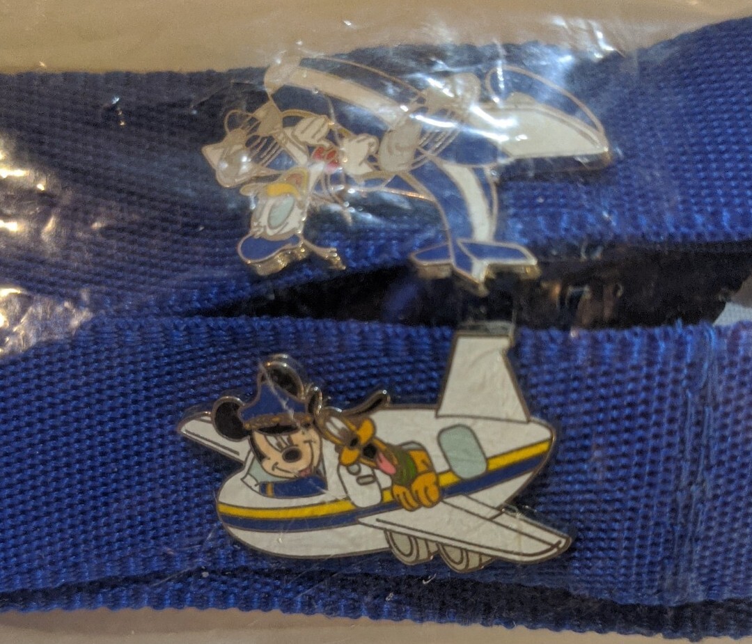 DISNEYPALS ドナルド　ピン Disney Trading Pin Travel Lanyard Set Donald Duck Goofy Flying