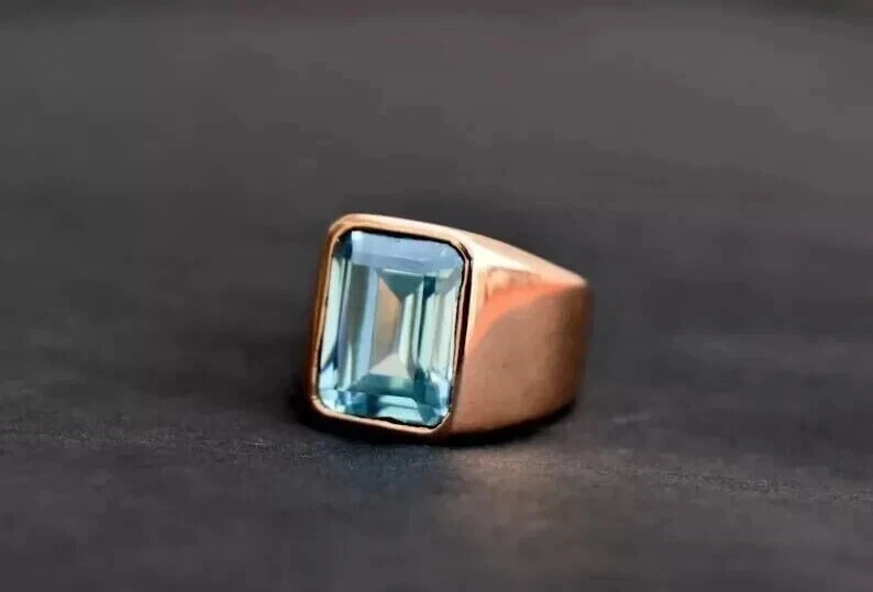 Anillo de banda para hombre de aguamarina moissanita corte esmeralda de 4,00 quilates enchapado en oro rosa de 14 quilates Foto 4 de 4