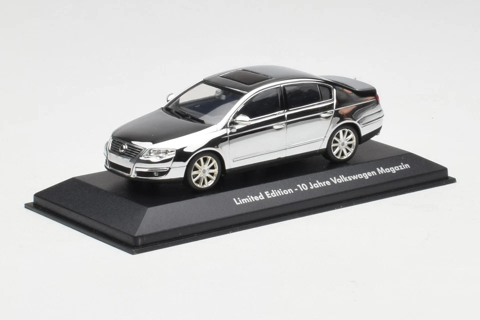 PASSAT004 Volkswagen Passat B6 Chrome Silver 10 Years Volkswagen Magazine Minich - Immagine 2 di 4