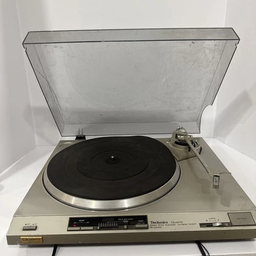 TECHNICS TURNTABLE QUARTZ DIRECT DRIVE AUTO SYSTEM SL-QX300  SPINS Powers On