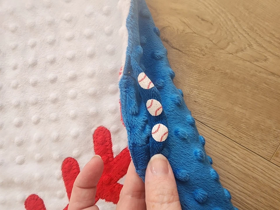 Manta de seguridad Mud Pie Sports Baby Lovey Minky béisbol círculo puntos azules niño Foto 2 de 3