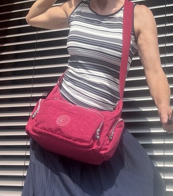 Tolle leichte Kipling Cross Body BAG Umhängetasche NEU Magenta mittelgroß  