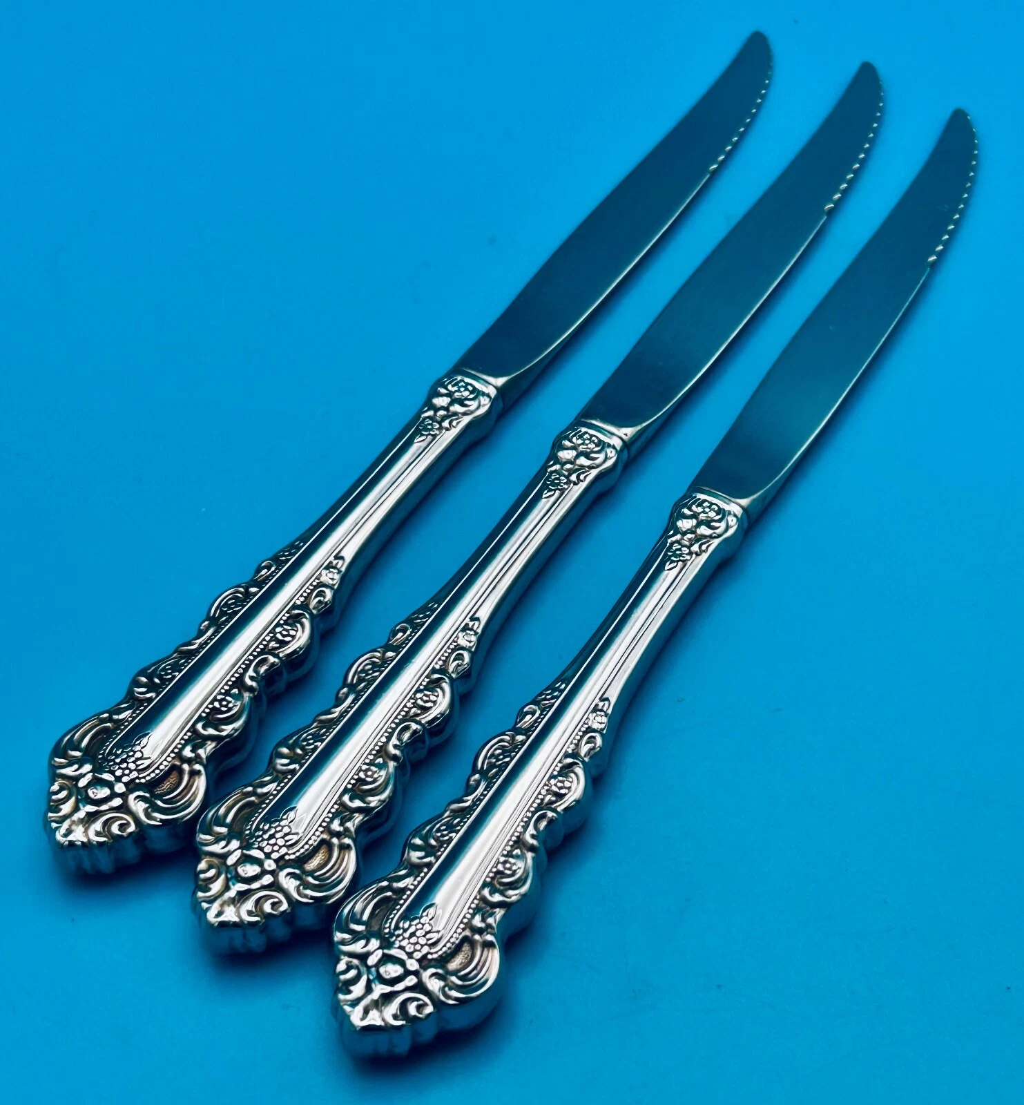 Set of 3 Oneida SOUTHERN BAROQUE Artistry Serrated Steak Knives 9 1/8" Stainless