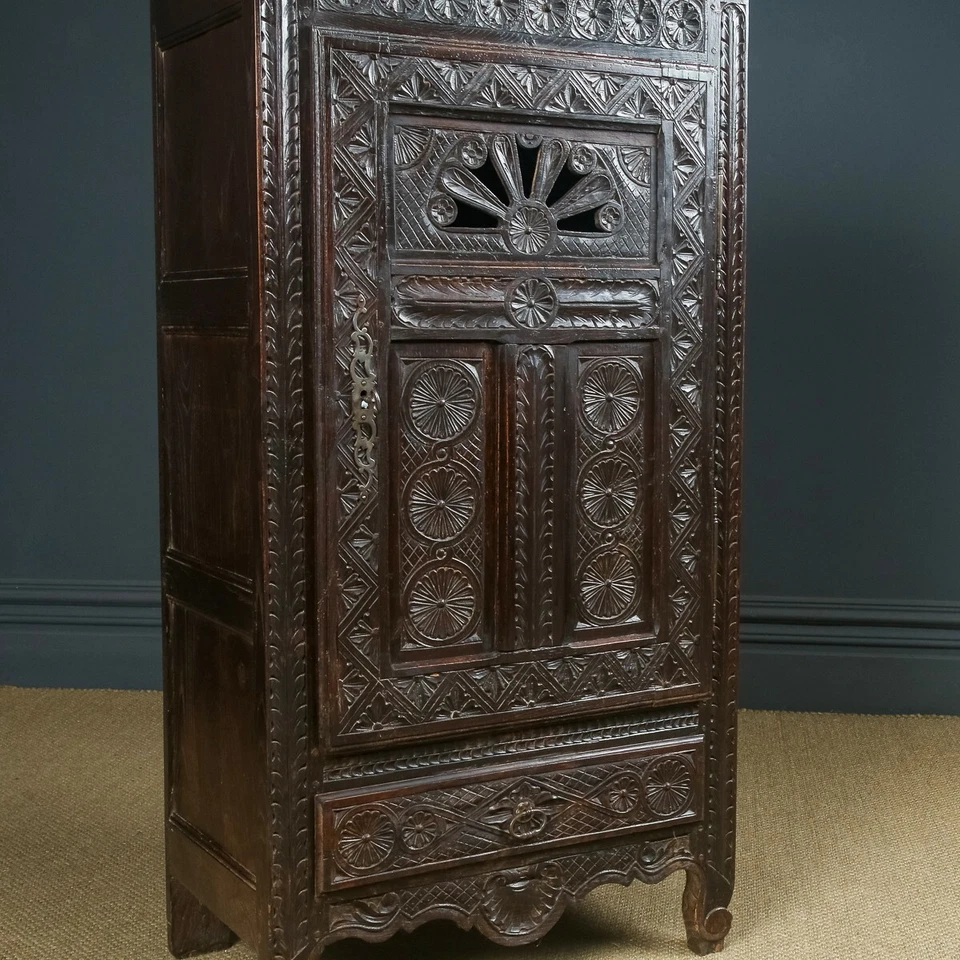 Antiguo armario de comida francés del siglo XIX tallado en castaño para amas de casa (1830) Foto 4 de 4