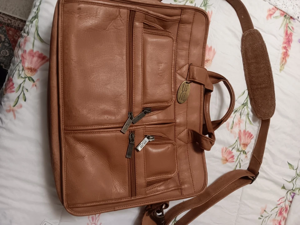 Maletín de cuero para computadora portátil Claire Chase marrón Foto 2 de 4