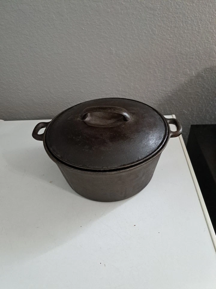 Made in Taiwan 4.5 Quart Unmarked Cast Iron Dutch Oven with lid Ready to Use