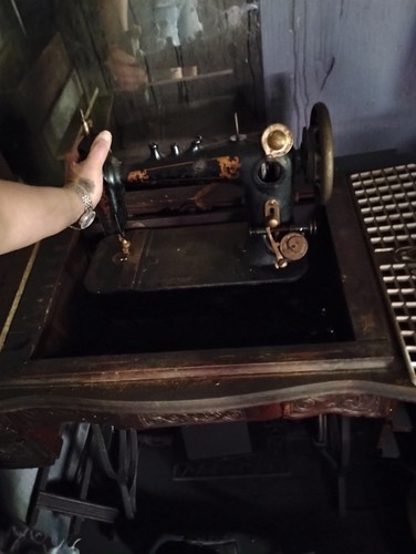 Antique Singer Sewing Machine in Wood Cabinet 1906 Model 27