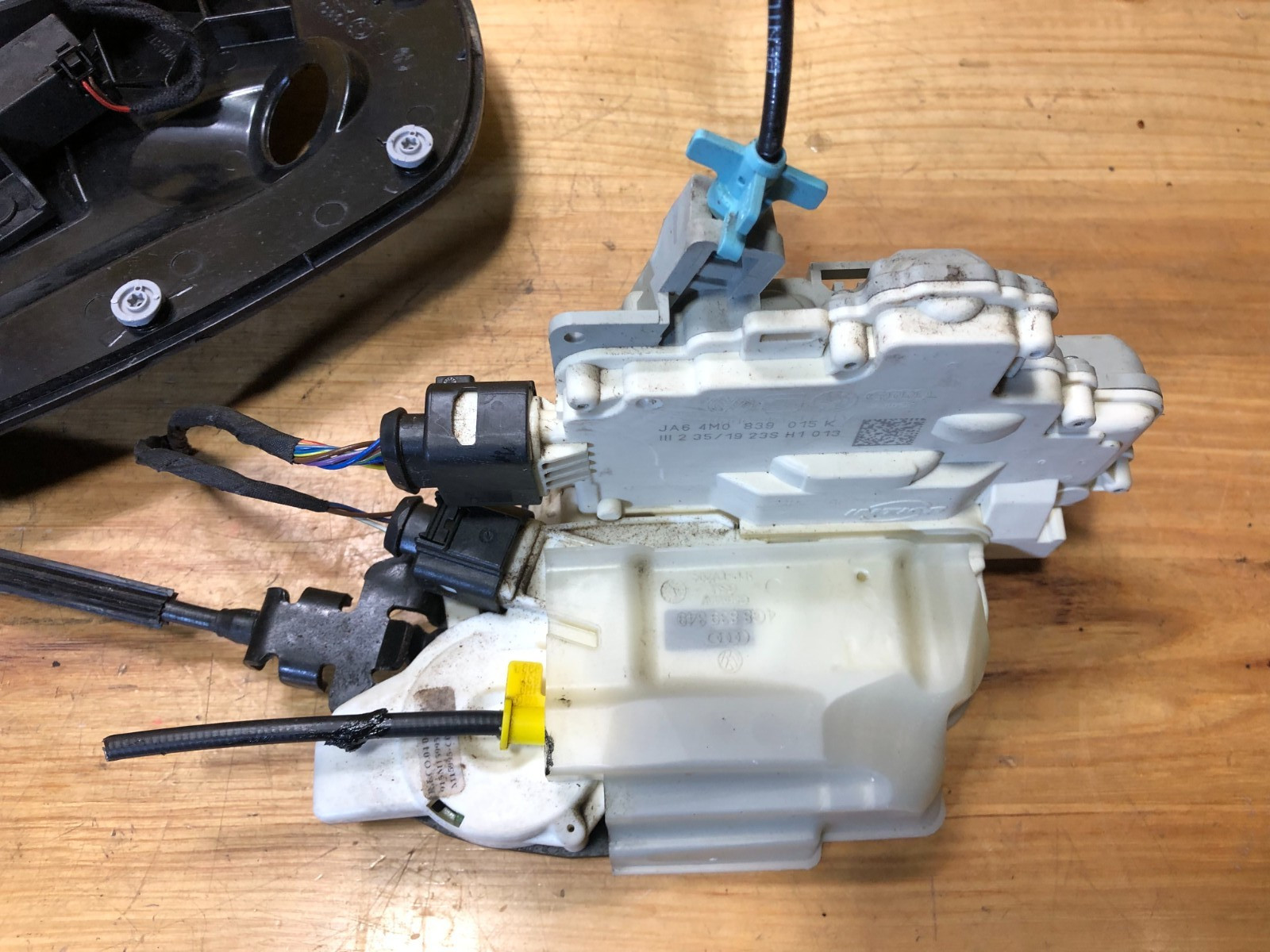 2017-2020 Bentley Bentayga Rear Left Door Actuator W/ Soft Close Motor 4M0839015