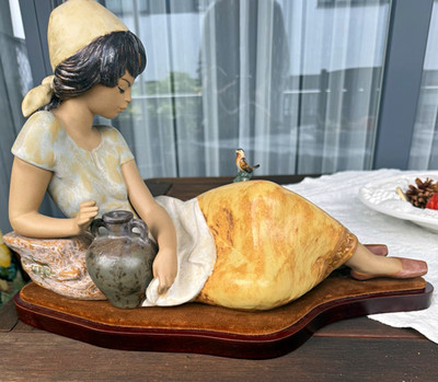 Lladro Sitzende Frau mit Krug Dekofigur bemalt auf Holzsockel freistehend