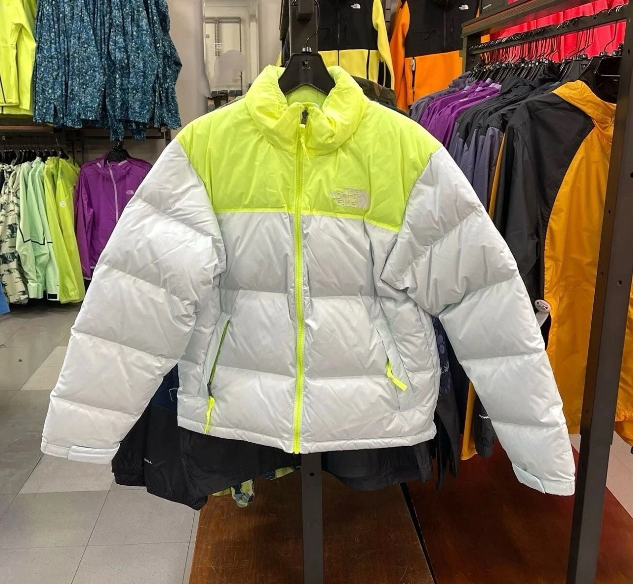 The North Face Mens 1996 Retro nuptse jacket 700 down-skyblue/LD Yellow
Opens in a new window or tab